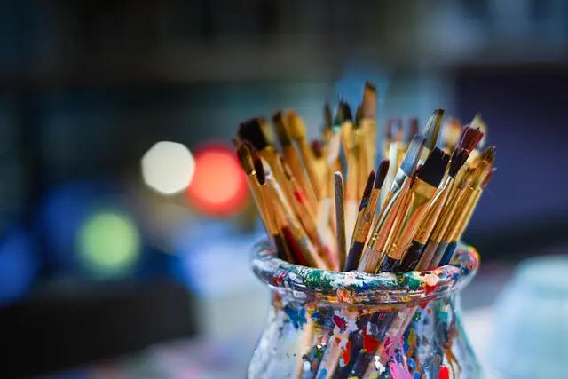 Comment créer un déguisement original avec des matériaux recyclés